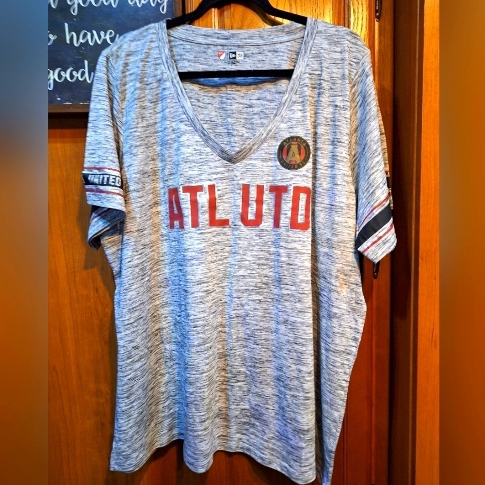 A New Era official MLS Atlanta United short sleeve v-neck t-shirt in a Mens 4XL